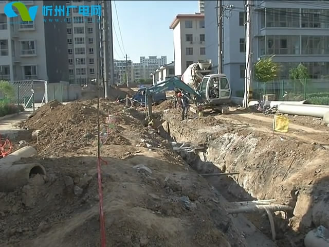 利民西街北八巷正在铺埋雨水管线