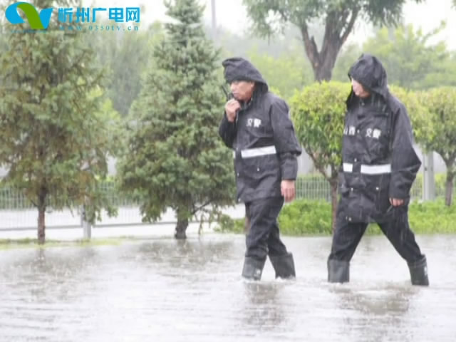 暴雨中的交警