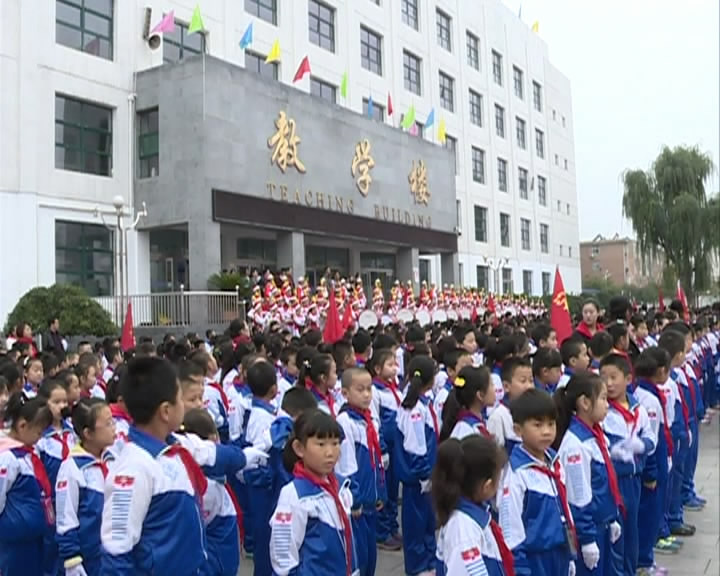 市实验小学举行“小手拉大手 共创卫生城”主题升旗仪式