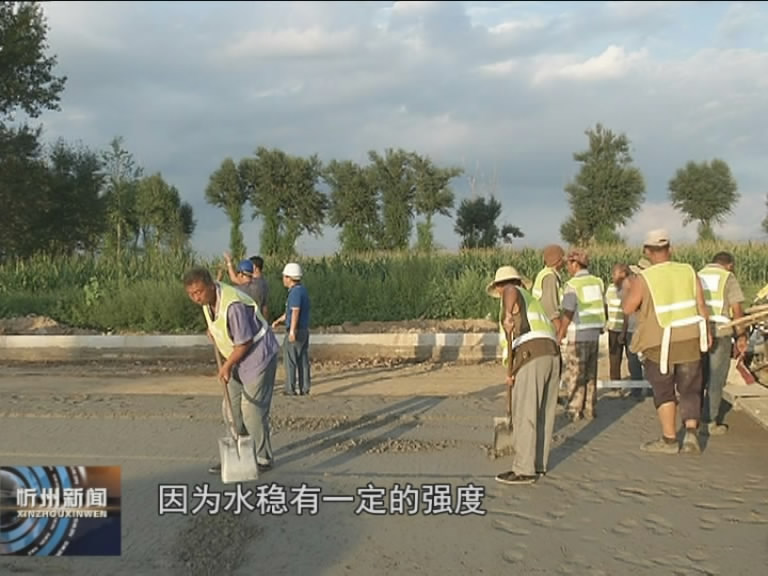 来自城建重点工程的报道：城区正丰街道路建设进行摊铺底层水稳​