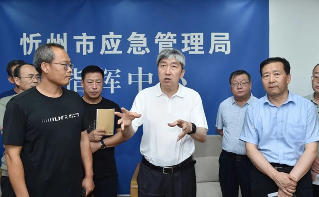 朱晓东在市应急指挥中心现场调度全市防汛工作